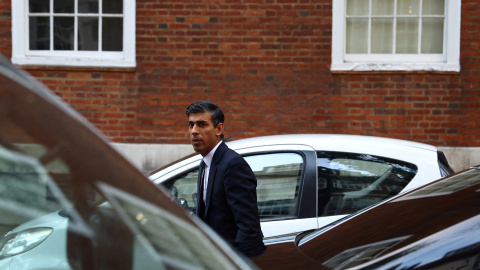 El próximo primer ministro británico, Rishi Sunak, pasa entre varios vehículos cuando se dirige a la sede del Partido Conservador, momentos antes de ser designado como nuevo líder de la formación. REUTERS/Hannah McKay