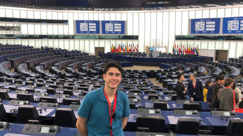 Alejandro Alba, estudiante de ingeniería aeroespacial, durante una visita al Parlamento Europeo.