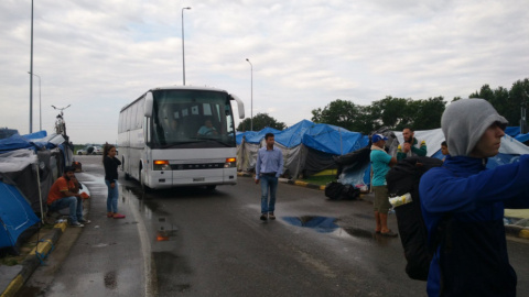 Comienza la llegada de autobuses al campamento de Eko para el desalojo de los refugiados. @ares_masip