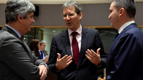 El ministro de Finanzas portugúes, Mario Centeno, conversa  con sus colegas austriáco, Hartwig Loeger, y búlgaro, Vladislav Goranov, antes de la reunión del Ecofin en Bruselas. REUTERS/Eric Vidal