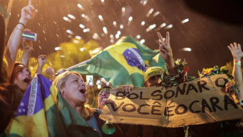 Simpatizantes del candidato a la presidencia de Brasil Jair Bolsonaro celebran su victoria en Río de Janeiro. /EFE