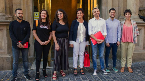 12/08/2019 - La candidata al gobierno riojano, Concha Andreu y la diputada de Podemos, Raquel Romero, junto a sus respectivos equipos este lunes al parlamento riojano.