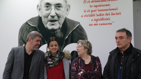 El secretario general de CCOO, Unai Sordo (i), junto a la responsable de Acción Política y Relaciones Políticas de IU, Sira Rego (2i); Yenia Camacho (2d), hija de Marcelino Camacho, y el portavoz de Relaciones Institucionales de IU, Enrique