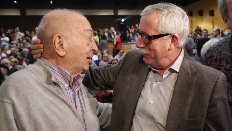 El ex secretario general de UGT Nicolás Redondo (i), y el ex secretario general de CCOO Ignacio Fernández Toxo (d), conversan al inicio del acto con motivo del centenario de Marcelino Camacho, celebrado en la sede de CCOO. EFE/ Zipi