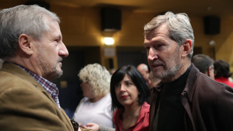 El secretario general de Podemos en Madrid, José Julio Rodríguez (d), conversa con el exeurodiputado de Izquierda Unida Willy Meyer (i), al inicio del acto con motivo del centenario de Marcelino Camacho, celebrado en la sede de CCOO. EFE/ Z