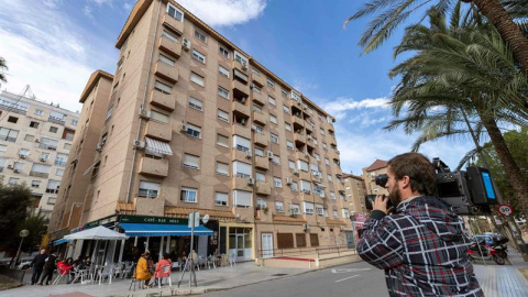 Vista del edificio de la calle Huerto Manu de Murcia, desde donde una mujer de 37 años se ha tirado desde un sexto piso con su hijo de 4 años en brazos. /EFE