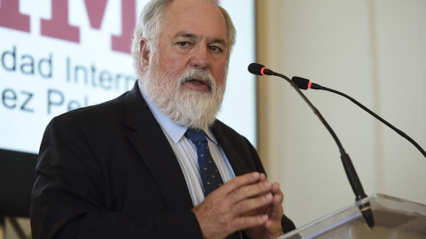 El comisario de Energía y Cambio Climático de la UE, Miguel Arias Cañete, durante su intervención enla inauguración del Curso de la UIMP y la APIE "Qué hemos aprendido de la crisis", celebrado esta mañana en el Palacio de La Magdalena, en S