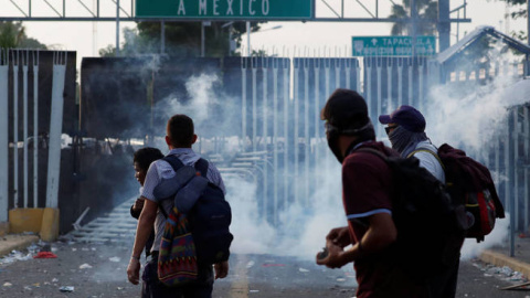 La caravana de migrantes rompe la valla que separa Guatemala de México. Reuters