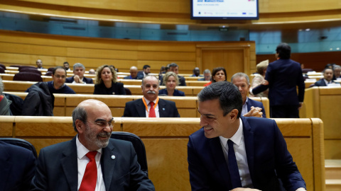 El presidente del Gobierno, Pedro Sánchez, conversa con el director general de la Organización de las Naciones Unidas para la Alimentación y la Agricultura (FAO), José Graziano da Silva, durante la sesión inaugural de la I Cumbre Parlamenta