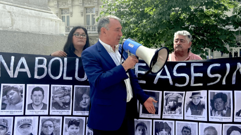 06/06/2023 - Enrique Santiago en su intervención durante la concentración frente al Congreso de los Diputados contra el Gobierno de Dina Boluarte, presidenta de Perú.