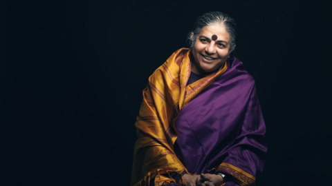 La autora de '¿Quién alimenta realmente al mundo?', Vandana Shiva. Fotografía cedida por la editorial, Capitán Swing.