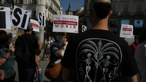 25/06/21 Un grupo de personas se reúne sosteniendo pancartas y carteles durante la concentración de la asociación Derecho a Morir Dignamente (DMD) en la Puerta del Sol, a 25 de junio de 2021.