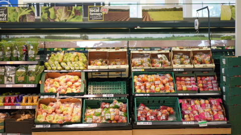 La fruta se muestra a la venta dentro de un supermercado en Londres. Reuters