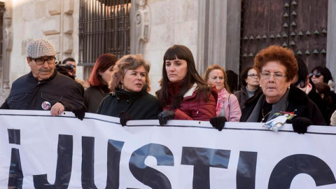 Marianela Olmedo (2d), mujer y madre de las víctimas del doble crimen de Almonte (Huelva) y Ruth Ortíz, madre de dos niños asesinados por José Bretón, piden la reapertura del juicio por el crimen de Almote.