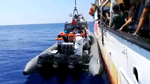 12/08/2019.- Imagen tomada de un vídeo facilitado por Open Arms del momento en que varios migrantes son evacuados. EFE/Open Arms