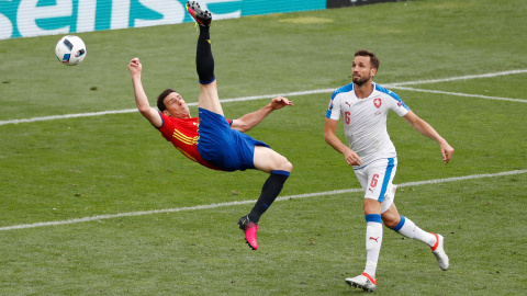 Aritz Aduriz intenta una chilena ante la República Checa. /REUTERS