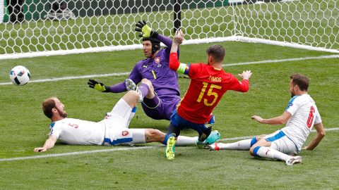 Ramos dispara ante Cech y dos defensas checos. /REUTERS