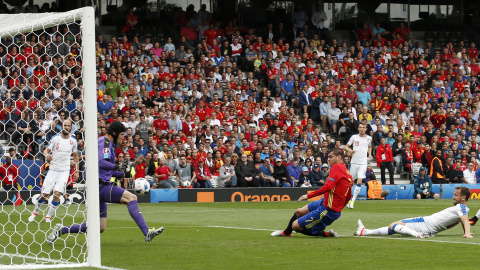 El delantero de la selección española de fútbol, Álvaro Morata, remata a puerta ante el portero de la República Checa Petr Cech REUTERS/Albert Gea