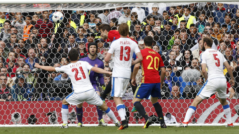 Momento en el que Piqué marca el gol de España. /REUTERS