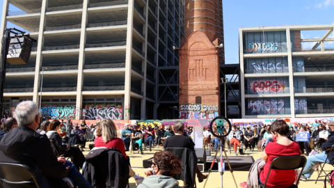 Un moment de l'acte 'Per la majoria' celebrat als jardins de les Tres Xemeneies de Barcelona.