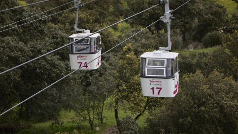 Varias personas disfrutan de un viaje en Teleférico de Madrid, por la Casa de Campo, a 10 de abril de 2022, en Madrid (