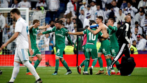 Los jugadores del Leganés celebran su pase a las semifinales de la Copa del Rey tras derrotar al Real Madrid en el encuentro que han disputado esta noche en el estadio Santiago Bernabéu, en Madrid. EFE /Juanjo Martín.