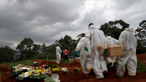 Entierro de una víctima de la covid-19 este jueves en el cementerio Viola Formosa en Sao Paulo (Brasil).