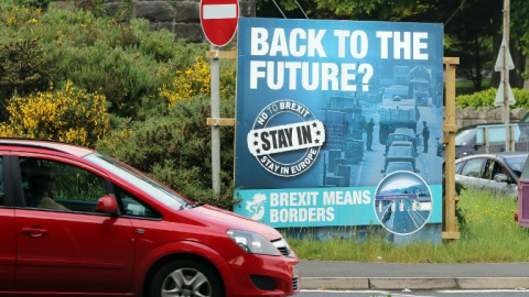 Un cartel a favor de la permanencia de Reino Unido en la UE en Newry, en Irlanda del Norte. - AFP