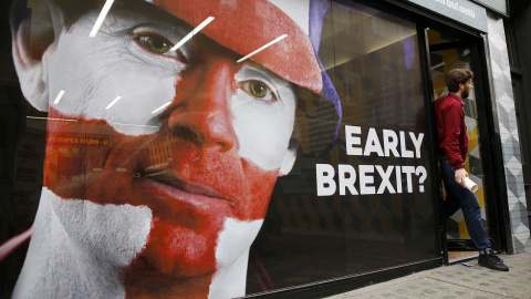 Un cartel en una tienda de Londres. - REUTERS