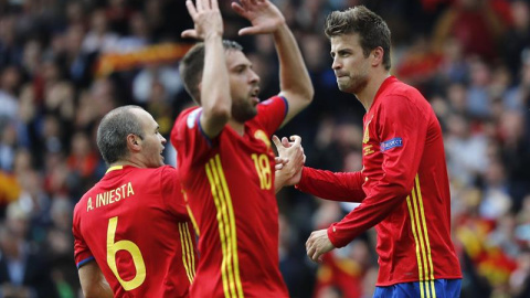 Iniesta y Jordi Alba celebran el gol junto a Piqué. /EFE