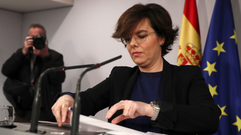 La vicepresidenta del Gobierno, Soraya Sáenz de Santamaría,poco antes de su comparecencia en el Palacio de La Moncloa en la que ha anunciado que el Ejecutivo recurrirá ante el Tribunal Constitucional la decisión del presidente del Parlament