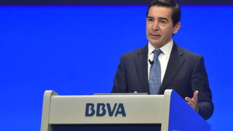 El consejero delegado de BBVA, Carlos Torres, durante su intervención en la última junta de accionistas del banco, en Bilbao. APF/Ander Gillnea