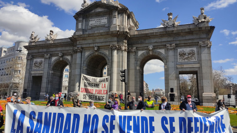 Protesta de la Marea Blanca de este domingo frente a la Puerta de Alcalá de Madrid.