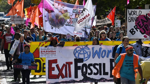 Activistas climáticos protestan frente a la sede del Banco Mundial, en Washington DC, contra la financiación de combustibles fósiles el 14 de octubre de 2022.