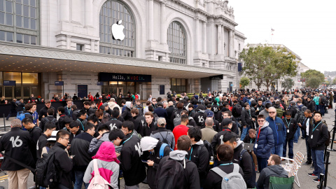 Decenas de personas hacen cola para entrar en la Conferencia Mundial de Desarrolladores de Apple 2016 en San Francisco , California , EUUU.- REUTERS / Stephen Lam