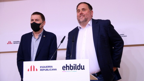 El president d'ERC, Oriol Junqueras, i el coordinador general d'EH Bildu, Arnaldo Otegi, durant una roda de premsa a la seu d'ERC.