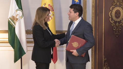 La presidenta de la Junta de Andalucía, Susana Díaz, saluda al ministro principal de Gibraltar, Fabián Picardo.