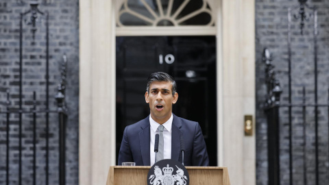 El nuevo primer ministro de Reino Unido, Rishi Sunak, se dirige a la nación desde el exterior de Downing Street.