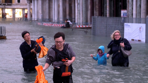 Esta inundación ha pillado desprevenidos a los turistas que visitaban la ciudad. REUTERS/Manuel Silvestri