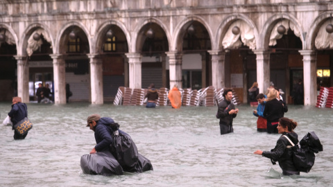 Cruzar la plaza de San Marcos solo es apto para nadadores/as. REUTERS/Manuel Silvestri