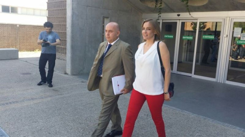 Tania Sánchez, junto a su abogado Gonzalo Boye en la entrada de los Juzgados de Arganda del Rey. EUROPA PRESS