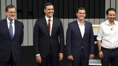 El presidente del Gobierno en funciones y del PP, Mariano Rajoy (i), el líder del PSOE, Pedro Sánchez (2i), el presidente de Ciudadanos, Albert Rivera (2d), y el secretario general de Podemos, Pablo Iglesias (d), en el plató momentos antes 