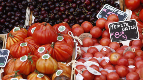 Tomates y cerezas en un mercado. E.P./ Eduardo Parra