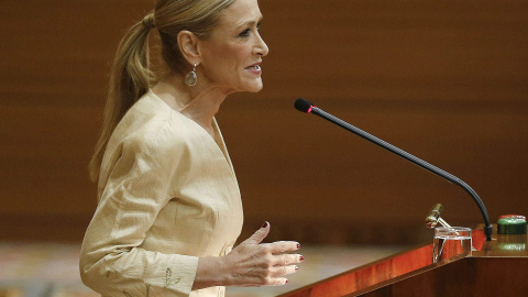 La candidata del PP a la Presidencia de la Comunidad de Madrid, Cristina Cifuentes, presenta su programa de gobierno en la primera jornada del pleno de investidura para la que cuenta con el apoyo de Ciudadanos. EFE/Paco Campos