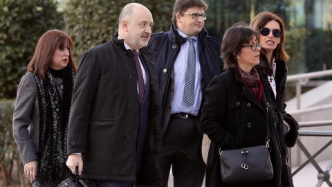 El exvicesecretario del PPCV David Serra (i) y la exgerente de la misma formación Cristina Ibáñez (2d) a su llegada hoy a la Audiencia Nacional que reanuda el juicio por la supuesta financiación irregular del PP de Valencia con las declarac