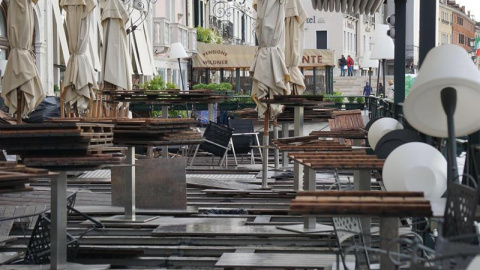 Vista de la terraza destrozada durante una tormenta del hotel London en el muelle de San Marco en Venecia. /EFE