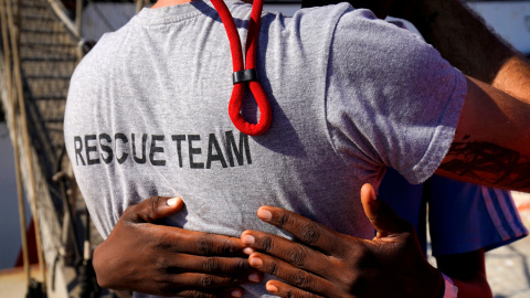 Un migrante se abraza a uno de los activistas de la ONG Proactiva Open Arms. REUTERS/Juan Medina