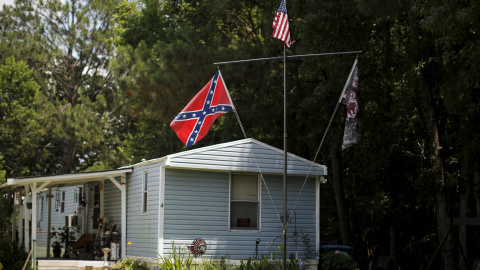 La bandera Confederada junto a la de EEUU en una casa en Summerville, en el Estado de Carolina del Sur (EEUU). REUTERS/Brian Snyder