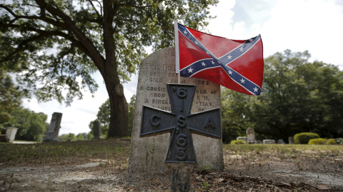 Una tumba confederada sobre la tumba de un soldado sudista en el cementerio de Boone Hill, en la localidad de Summerville, en Carolina del Sur (EEUU). REUTERS/Brian Snyder