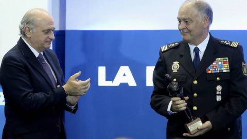 El ministro del Interior, Jorge Fernández Díaz, junto al director adjunto operativo de la Policía, Eugenio Pino. - EFE